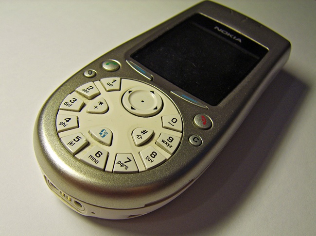 Cell phone with a keypad that has numbers in a circle instead of the normal matrix